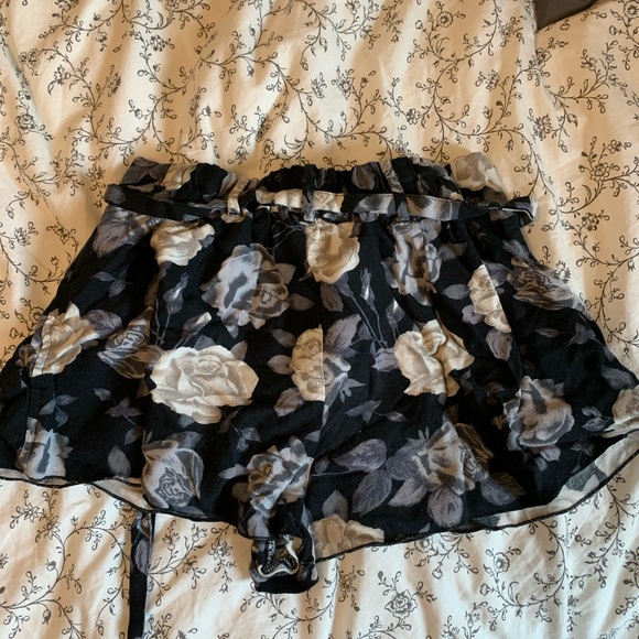 Aritzia Floral Shorts - Picture 2 of 3